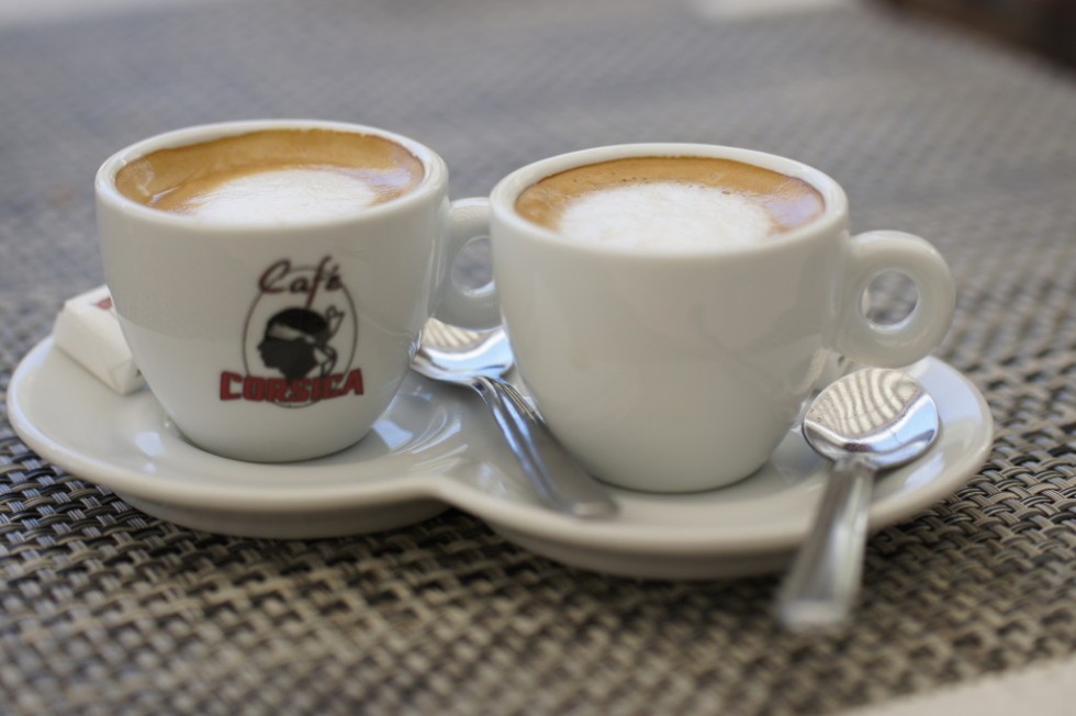 Kaffeetassen mit korsischem Wappen