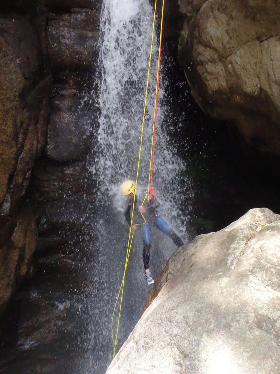 Unter einem Wasserfall