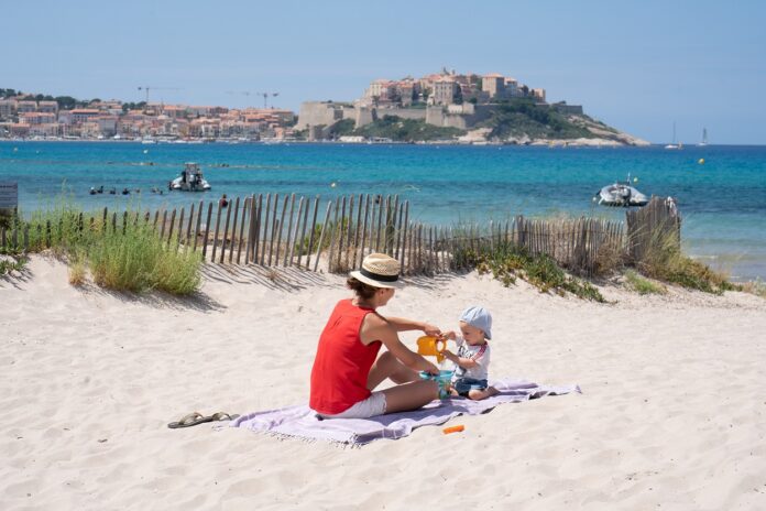 Familie am Strand von Korsika