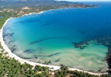 Pinarello Strand – Südseeflair ohne Massen Blick von oben auf den Pinarello Strand