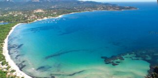 Pinarello Strand – Südseeflair ohne Massen Blick von oben auf den Pinarello Strand