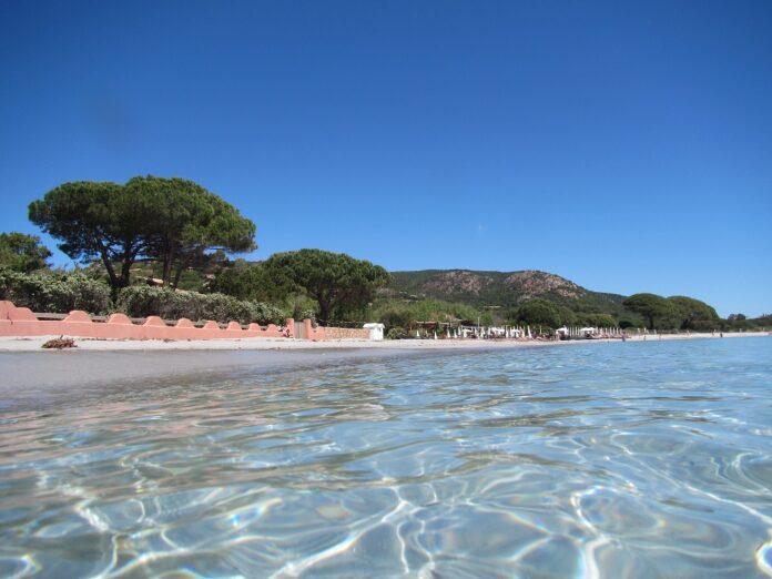 Kristallklares Wasser am Strand von Palombaggia