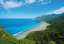 Der Strand von Nonza – Eine schwarze Seltenheit Schwarzer Strand in Nonza Korsika
