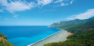 Der Strand von Nonza – Eine schwarze Seltenheit Schwarzer Strand in Nonza Korsika