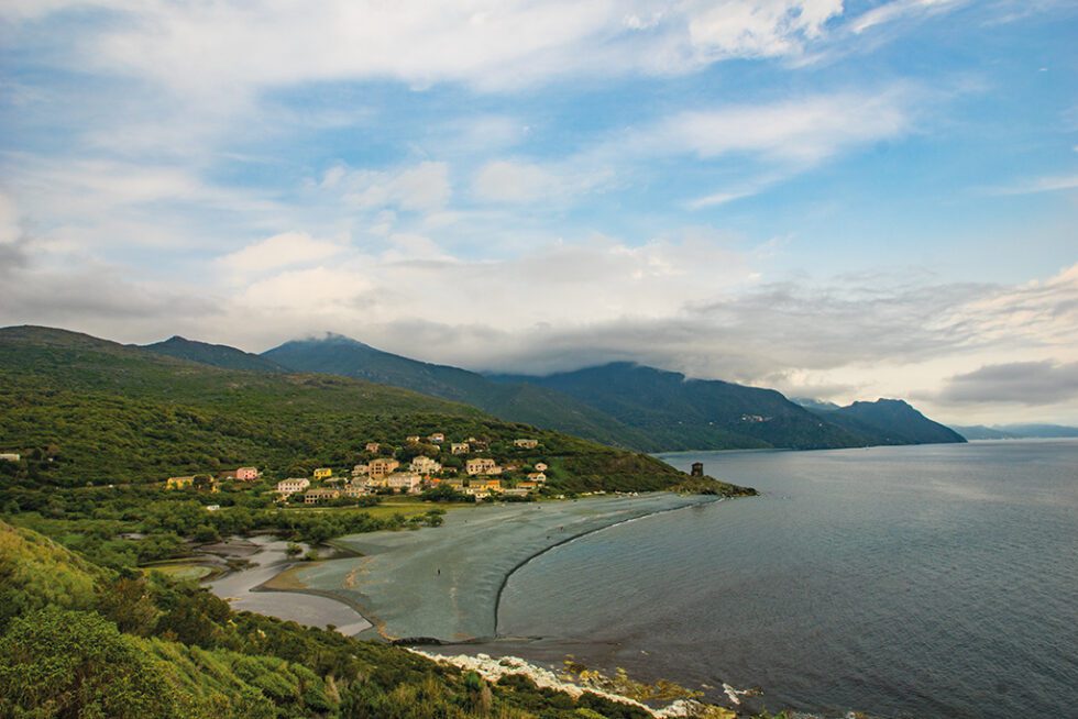 Blick auf das Dorf und den Strand von Nonza