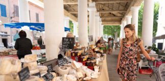 Traditionelle Märkte auf Korsika entdecken Markt in Ile Rousse