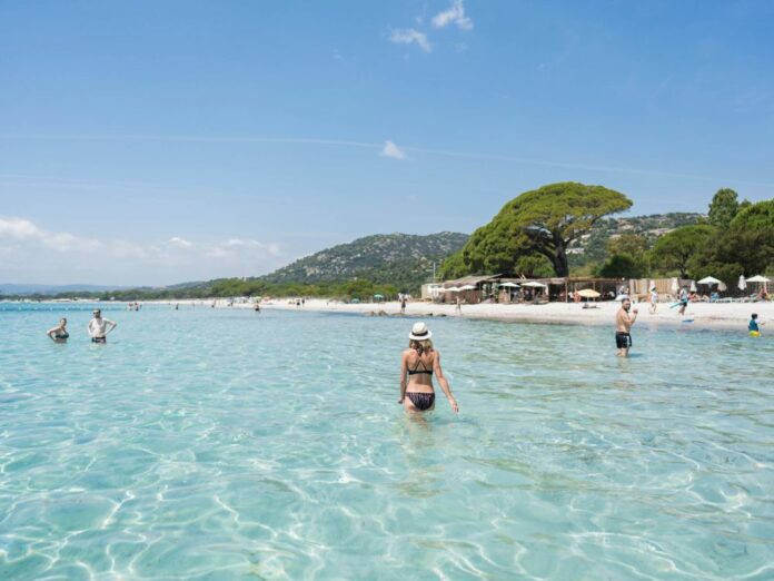 Weißer Sand, ruhiges türkisfarbenes Wasser am Strand von Palombaggia