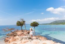 Palombaggia Strand -100 Töne aus Blau und Rot Rote Felsen am Strand von Palombaggia Korsika