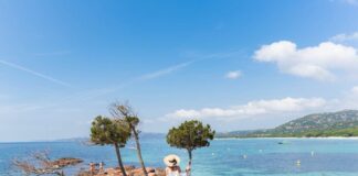 Palombaggia Strand -100 Töne aus Blau und Rot Rote Felsen am Strand von Palombaggia Korsika