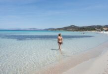 Neue Flüge von Deutschland nach Korsika Strand von Ile Rousse in Korsika