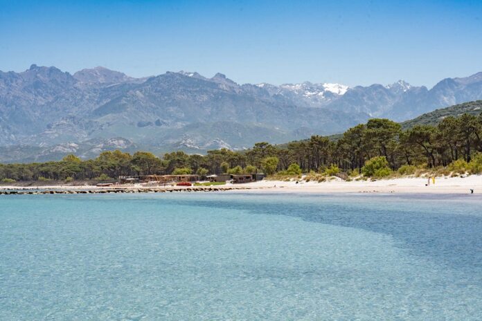 Strand von Calvi mit Blick auf die Berge Korsikas
